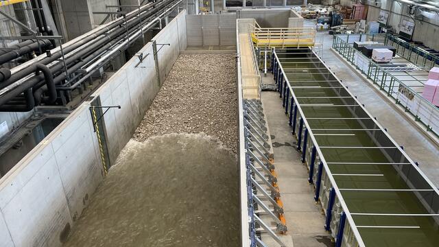 Das Herzstück des neuen Wasserbaulabors ist die "Big Fume". Das Forschungsgerinne ermöglicht Modellversuche im Maßstab 1:1. | Foto: Kathrin Klemm