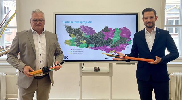 Landesrat Sebastian Schuschnig und der Geschäftsführer der Breitbandinitiative Kärnten Peter Schark gaben heute in Sachen Breitband den Startschuss für die Ausbauoffenisve. | Foto: RegionalMedien