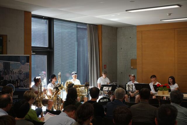 Die Musikgruppe „Grenzenlos“ bestehen aus Musikern aus dem Dreiländereck und umrahmten die Veranstaltung
 | Foto: RegioL