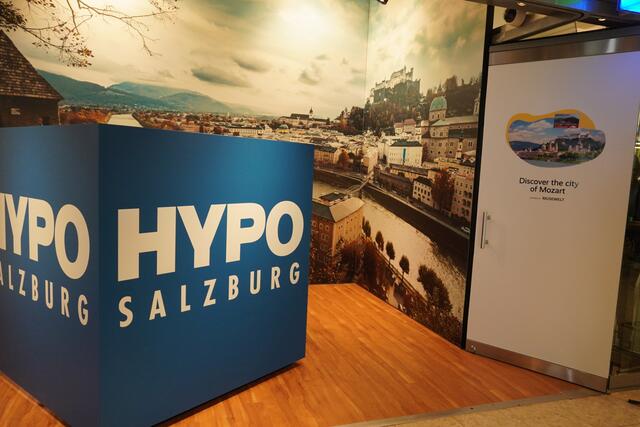 Der Salzburger Flughafen, das Unternehmen Reisewelt und Hypo Salzburg luden zu einem gemeinsamen Fototermin für die Medien ein, um die neuen Räumlichkeiten der Öffentlichkeit zu präsentieren. | Foto: Emanuel Hasenauer