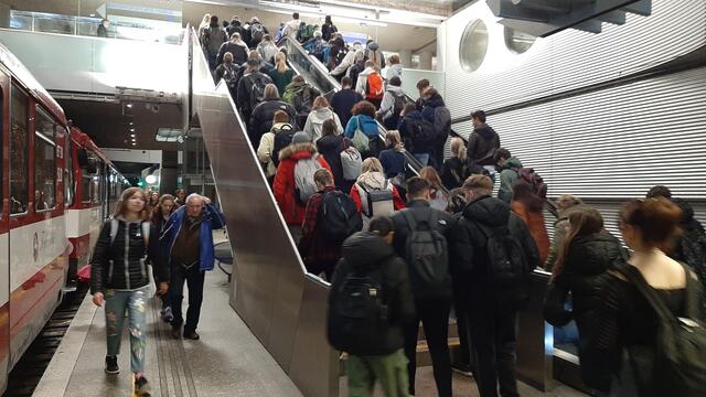 Die Menschenströme am Morgen im Salzburger Hauptbahnhof, wenn die Salzburger Lokalbahn einfährt.  | Foto: S-LINK