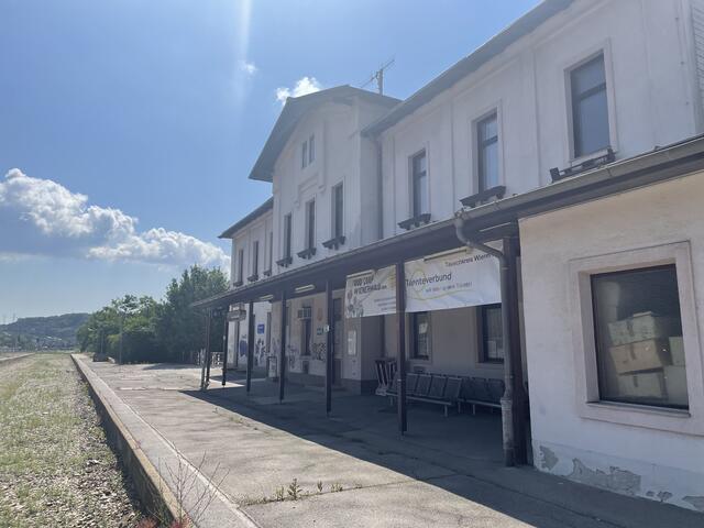 Der Bahnhof ist nicht mehr im besten Zustand. | Foto: Geiger