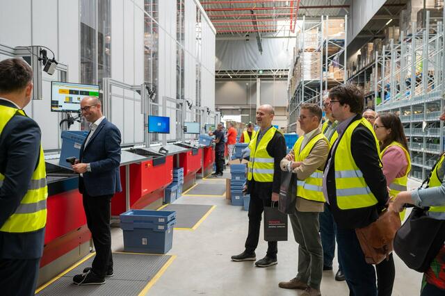 Das automatisierte Lagersystem ist ein in sich geschlossener Kubus und verzichtet auf klassische Regale. | Foto: Toyota Material Handling