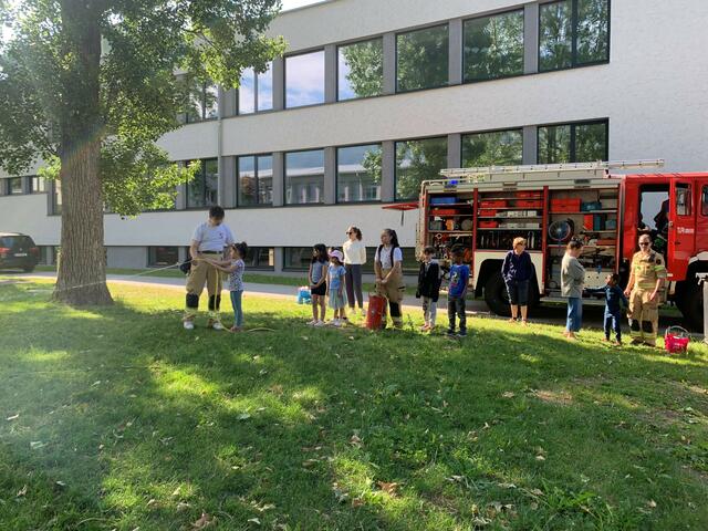 Wasser Marsch! Zu den wichtigsten Blaulichtorganisationen gehört natürlich die Feuerwehr.  | Foto: VS Neuarzl 