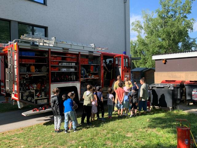Kinder bei der Station der Feuerwehr. | Foto: VS Neuarzl 