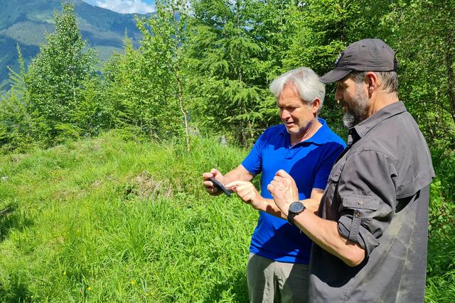 Landesgeologe Gerald Valentin und Hubert Zeindl von der Wildbach und Lawinenverbauung analysieren die Messdaten vom Ingelsberg in Bad Hofgastein. | Foto: Land Salzburg/Bernhard Kern