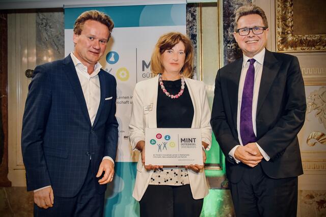 Gabriele Gössler mit Georg Knill (li) und Martin Polaschek bei der Verleihung des MINT-Gütesiegels. | Foto: Markus Prantl