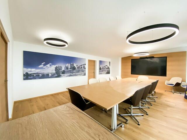 Der Besprechungsraum der Raiffeisenbank Braunau wurde mit bedruckten Torf-Akustikplatten von Silent Fiber ausgestattet, geplant von Architekten Färbergasse aus Braunau.
 | Foto: SilentFiber.net