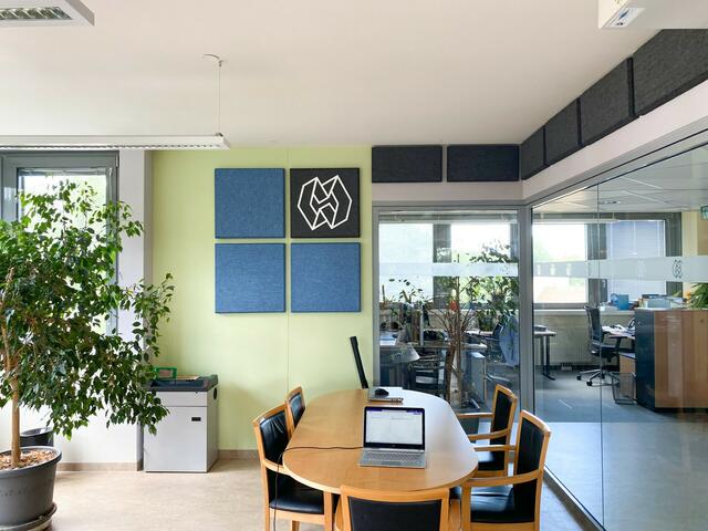 Besprechungsraum und Büro in Wien mit Hanf-Akustikplatten an der Wand. | Foto: SilentFiber.net