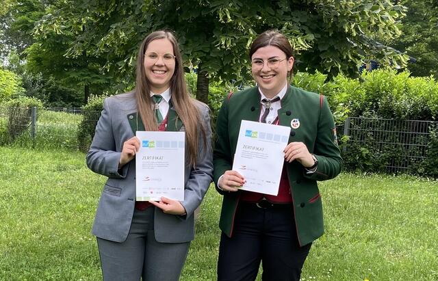 Vanessa Kindler (l.) und Patricia Tesch stolz mit ihrem Zertifikat.  | Foto: Blasmusikbezirksverband Radkersburg