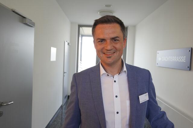 Ervin Sebestyen, der Geschäftsführer des Unternehmens Reisewelt bei der Eröffnung. | Foto: Emanuel Hasenauer