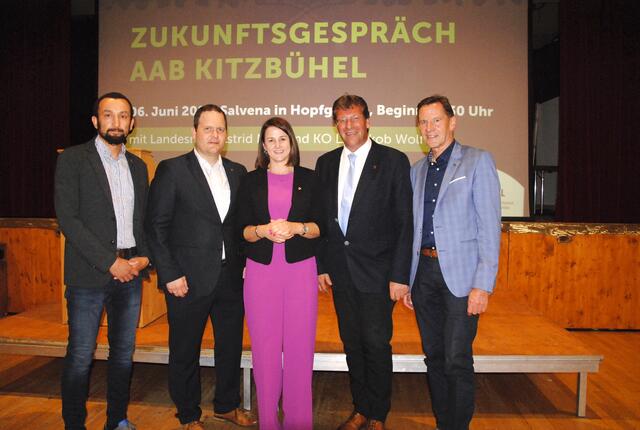 GR Anil Dönmez, Bgm. Roman Thaler, LR Astrid Mair, AAB-Obmann Jakob Wolf und Bgm. Paul Sieberer. | Foto: Eberharter