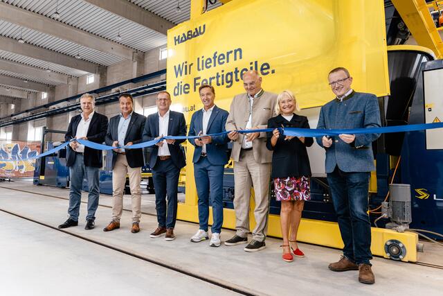 Am Foto von links Peter Halatschek, Gesellschafter Habau Group; Anton Froschauer, Bürgermeister Perg; Manfred Karl, Geschäftsbereichsleitung Fertigteilbau; Hans Knauß, Ehemaliger Alpiner Skirennläufer und Habau-Botschafter; Karl Steinmayr, CFO Habau Group; Georgine Rumpler-Heindl, Gesellschafterin; Werner Kreisl, Bezirkshauptmann Perg | Foto: MW-Architekturfotografie/HABAU GROUP
