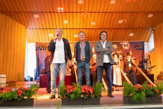 Hans Unterweger (69), Günter Mussack (69) und Leo Pfurtscheller (65) sind noch immer gerne auf Bühne und Piste im Einsatz. | Foto: privat