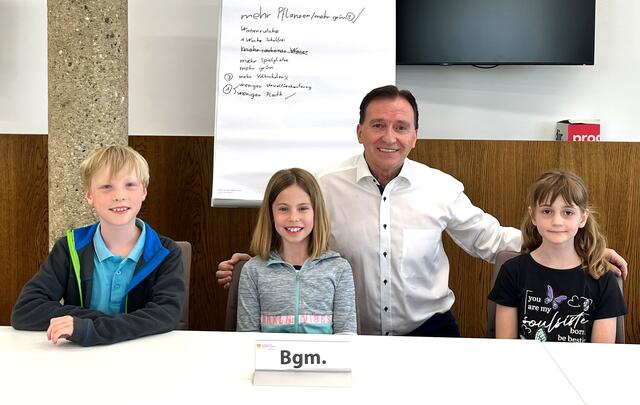 Kinder-Bürgermeisterin Kathi mit Bgm. Alexander Vojta und Kinder-Vizebürgermeister Maxi (li.) und ständiger Vertreterin Annika (re.) | Foto: Stadtgemeinde Gerasdorf