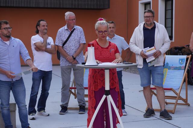 Der Abend des Leitbild-Spaziergang wurde durch Bürgermeisterin Marion Töröl eröffnet.