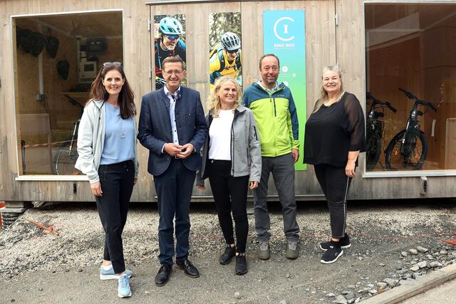 Vor der iBike-Box beim Hotel Wesenufer (von links nach rechts): Donau Oberösterreich Tourismuschefin Petra Riffert, Tourismus-Landesrat Markus Achleitner, Ausichtsratsmitglied Margarete Durstberger, Waldkirchens Bürgermeister Engelbert Leitner und Werbegemeinschaft-Obfrau Karin Wundsam. | Foto: eventfoto.at/Andreas Maringer