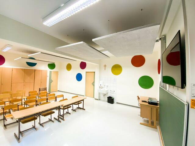Der Medienraum in der Volksschule Saiga Hans wurde mit Torf-Akustikplatten an der Wand und einem Deckensegel ausgestattet. | Foto: SilentFiber.net