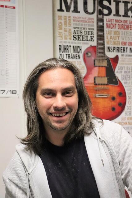 Daniel Kukovetz spielt mit Hauns Amore im Feuerwehrhaus Hausmannstätten auf. | Foto: Edith Ertl
