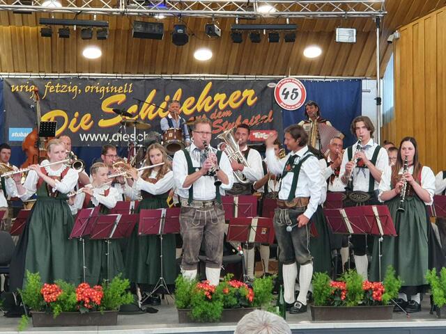 Zum Jubiläum angereist ist auch die MK Kals am Großglockner – zwei der Musikanten der Schilehrer stammen nämlich von dort | Foto: privat