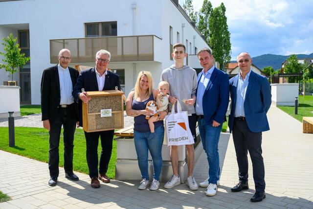 Freude über die bereits zwölfte von der FRIEDEN-Gruppe in Traiskirchen fertiggestellte Wohnanlage (im Bild von links:) Pfarrer Jochen Häusler (Pfarre Traiskirchen), Abg.z. NÖ Landtag Christoph Kainz,  eine zufriedene Mieterfamilie,  Bgm. Andreas Babler (Stadtgemeinde Traiskirchen) und KommR Dir. Mag. Peter Sommer (NÖ Friedenswerk). | Foto: G. Nesvadba, Niederösterreichisches Friedenswerk Ges.m.b.H.