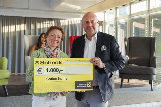 Hannelore Engel und Manfred Leitner mit dem Scheck für Sofias Home. | Foto: Roland Rudolph