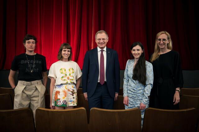 V. l.: Sara Ostertag (künstlerische Leitung), Festivalleiterin Anja Lang, LH Thomas Stelzer, Julia Ransmayr (künstlerische Leitung) und Kulturdirektorin Margot Nazzal eröffneten gemeinsam das diesjährige Schäxpir Festival.
