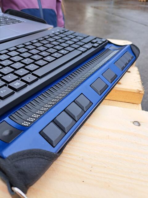 Dieser tragbare Computer wird Jana zukünftig bei schulischen Aufgaben bestmöglich unterstützen. | Foto: Kaiser Handels GmbH