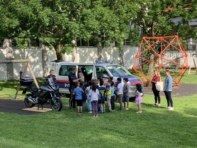 Die Kinder lernten auch, was es bei der Polizei alles zu tun gibt. | Foto: VS Neuarzl 