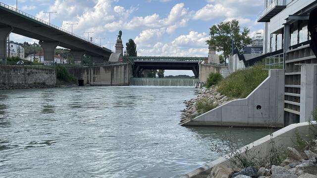 Nachdem das Wasser von der Donau in das Wasserbaulabor geflossen und für Forschungszwecke genutzt wurde, fließt es in den Donaukanal. | Foto: Kathrin Klemm