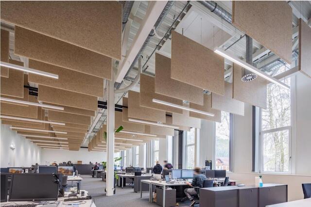 Deckensegel aus Hanf von Silent Fiber für ein KTM-Büro in Anif. | Foto: Synthesa