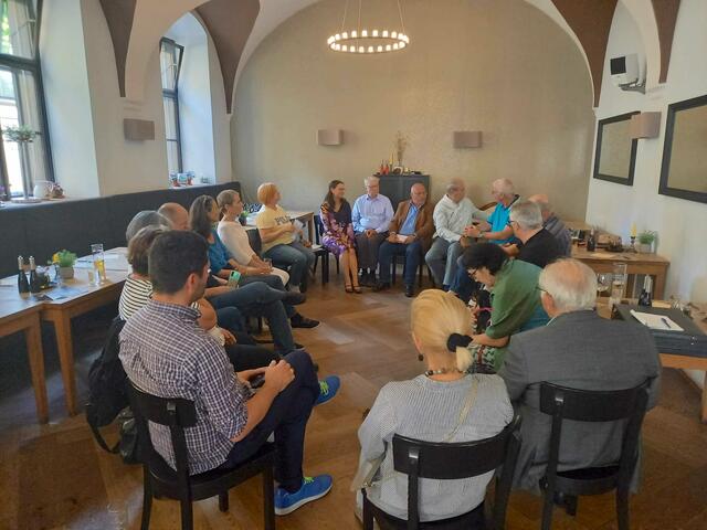 Entspannte Atmosphäre beim Grätzl-Stammtisch. | Foto: Dornbach &amp; Neuwldegg bunt gemischt