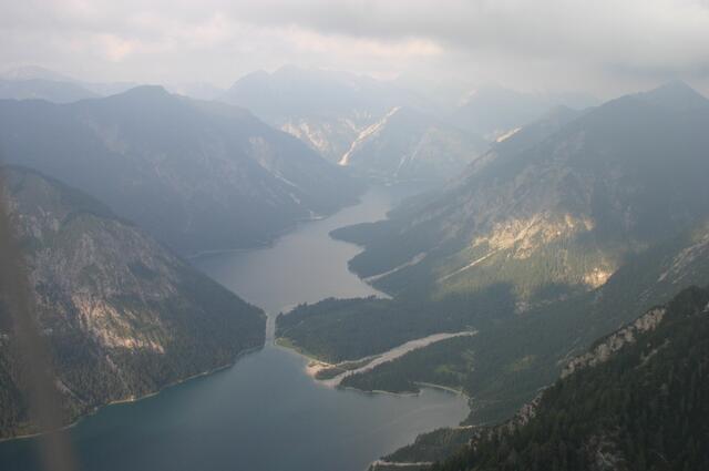 Vorne der Heiterwanger See, über den Kanal mit dem Plansee (hinten) verbunden. | Foto: Reichel
