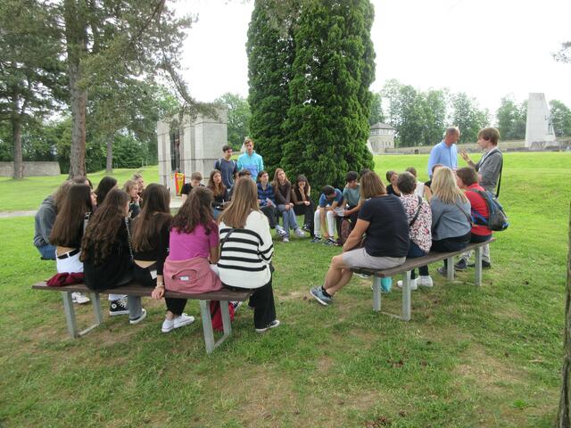 Die Schüler-Gruppe beim spanischen Denkmal, KZ-Gedenkstätte Mauthausen. | Foto: Privat