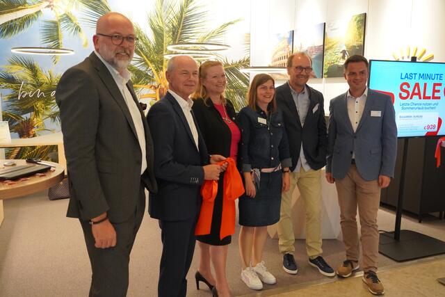 Von links: Direktor Friedrich Führer, Leiter Vertrieb Privatkunden und Freie Berufe Hypo Salzburg, der Präsident des Aufsichtsrates Flughafen Salzburg,  Christian Stöckl, Flughafengeschäftsführerin Bettina Ganghofer, Mitarbeiter von Reisewelt und Ervin Sebestyen, Geschäftsführer der Reisewelt (ganz rechts). | Foto: Emanuel Hasenauer