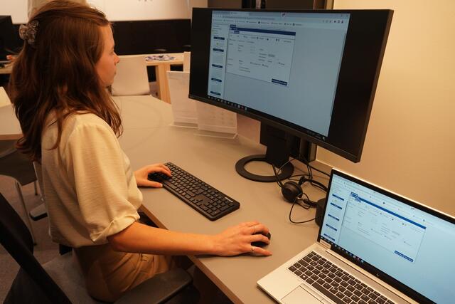 Eine der drei Mitarbeiterinnen im neuen Reisebüro am Salzburger Flughafen am Arbeitsplatz. | Foto: Emanuel Hasenauer