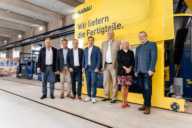 Am Foto von links Peter Halatschek, Gesellschafter Habau Group; Anton Froschauer, Bürgermeister Perg; Manfred Karl, Geschäftsbereichsleitung Fertigteilbau; Hans Knauß, Ehemaliger Alpiner Skirennläufer und Habau-Botschafter; Karl Steinmayr, CFO Habau Group; Georgine Rumpler-Heindl, Gesellschafterin; Werner Kreisl, Bezirkshauptmann Perg | Foto: MW-Architekturfotografie/HABAU GROUP