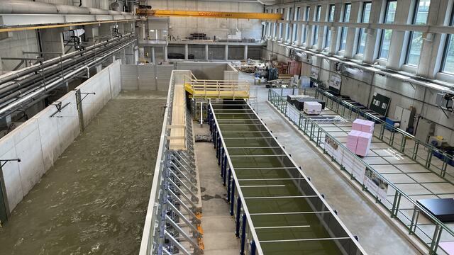 Das Herzstück des neuen Wasserbaulabors ist die "Big Fume". Das Forschungsgerinne ermöglicht Modellversuche im Maßstab 1:1. | Foto: Kathrin Klemm