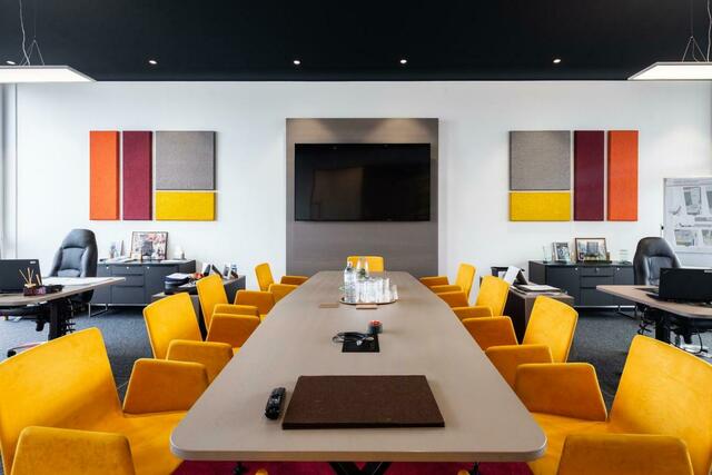 Hanf-Akustikplatten an Wand und Decke in einem Wiener Büro. | Foto: Synthesa