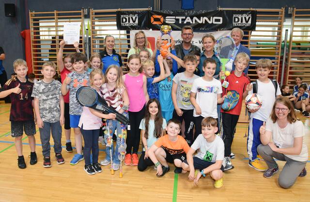 Die siegreichen Wiener Neudorfer Kids jubeln über den Triumph bei der Volksschulolympiade. | Foto: Bernhard Garaus
