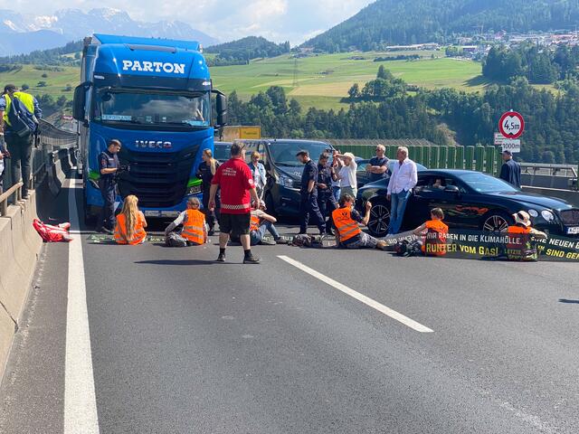 Die Klimaaktivisten haben sich am Donnerstag auf die Europabrücke gepickt. | Foto: zeitungsfoto.at
