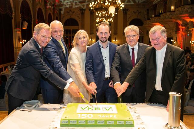 V. l.: Landeshauptmann Thomas Stelzer, VKB-Vorstandsdirektor Alexander Seiler, VKB-Vorstandsdirektorin Maria Steiner, VKB-Vorstandsdirektor Markus Auer, Bürgermeister von Linz Klaus Luger, Bischof Manfred Scheuer | Foto: Cityfoto/Pelzl