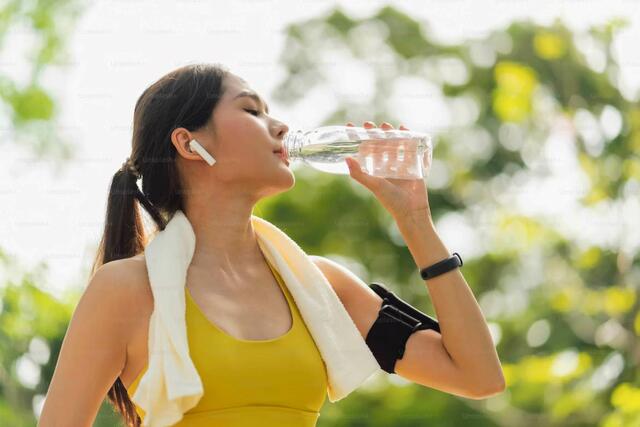 An heißen Tagen verlierst du mehr Wasser durch Schwitzen, also ist es wichtig, regelmäßig zu trinken. | Foto: pixabay