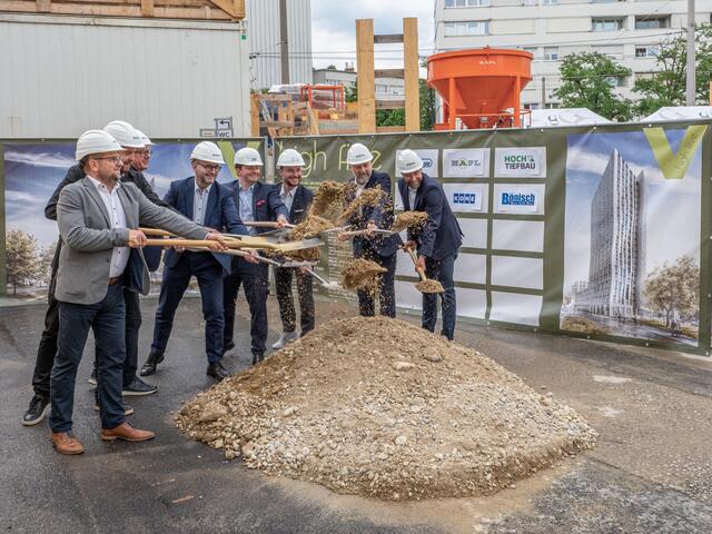 Der ehemalige Bulgaritower wird nun Wirklichkeit: Beim Spatenstich am 14. Juni 2023 von links nach rechts: Johann Amerstorfer (Kapl Bau GmbH),
Martin Kneidinger (Architekten Kneidinger ZT GmbH),
Jörg Stögmüller (Stögmüller Architekten ZT GmbH),
Stadtrat Dietmar Prammer (SPÖ), Filip Rosa (ZBI Zentral Boden Immobilien Gruppe), Matthias Waibel, (STC Development GmbH, Joachim Pawelka (RoomBuus Baudienstleistungs GmbH)
sowie Philipp Meyer (Hoch- und Tiefbau GmbH). | Foto:  RoomBuus Baudienstleistungs GmbH