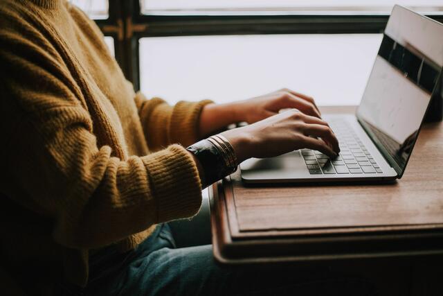 Das Internetcafé ZwischenSchritt bietet neben PC-Arbeitsplätzen auch Kurse an, welches digitales Wissen vermitteln. | Foto: Unsplash/Christin Hume