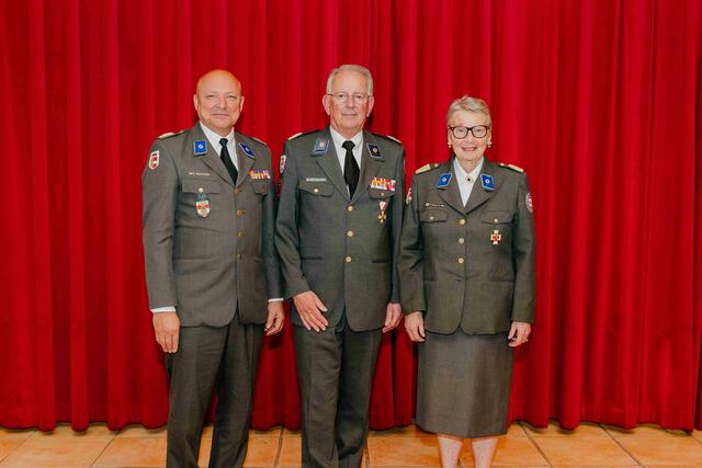 Einstimmige Wiederwahl des Rotkreuz-Präsidiums (v.l.): 2.Vizepräsident Bert Neuhofer, Präsident Dr. Werner Aufmesser, 1.Vizepräsidentin Prim. a.D. Dr. Ulrike Michl | Foto: ©RK_Stoltenberg
