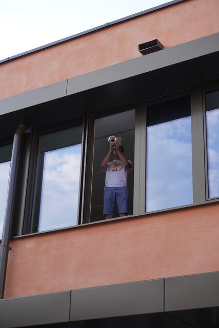 Mit einer Fanfare wurde das neue Gemeindeleitbild an die Bürgerinnen und Bürger übergeben.