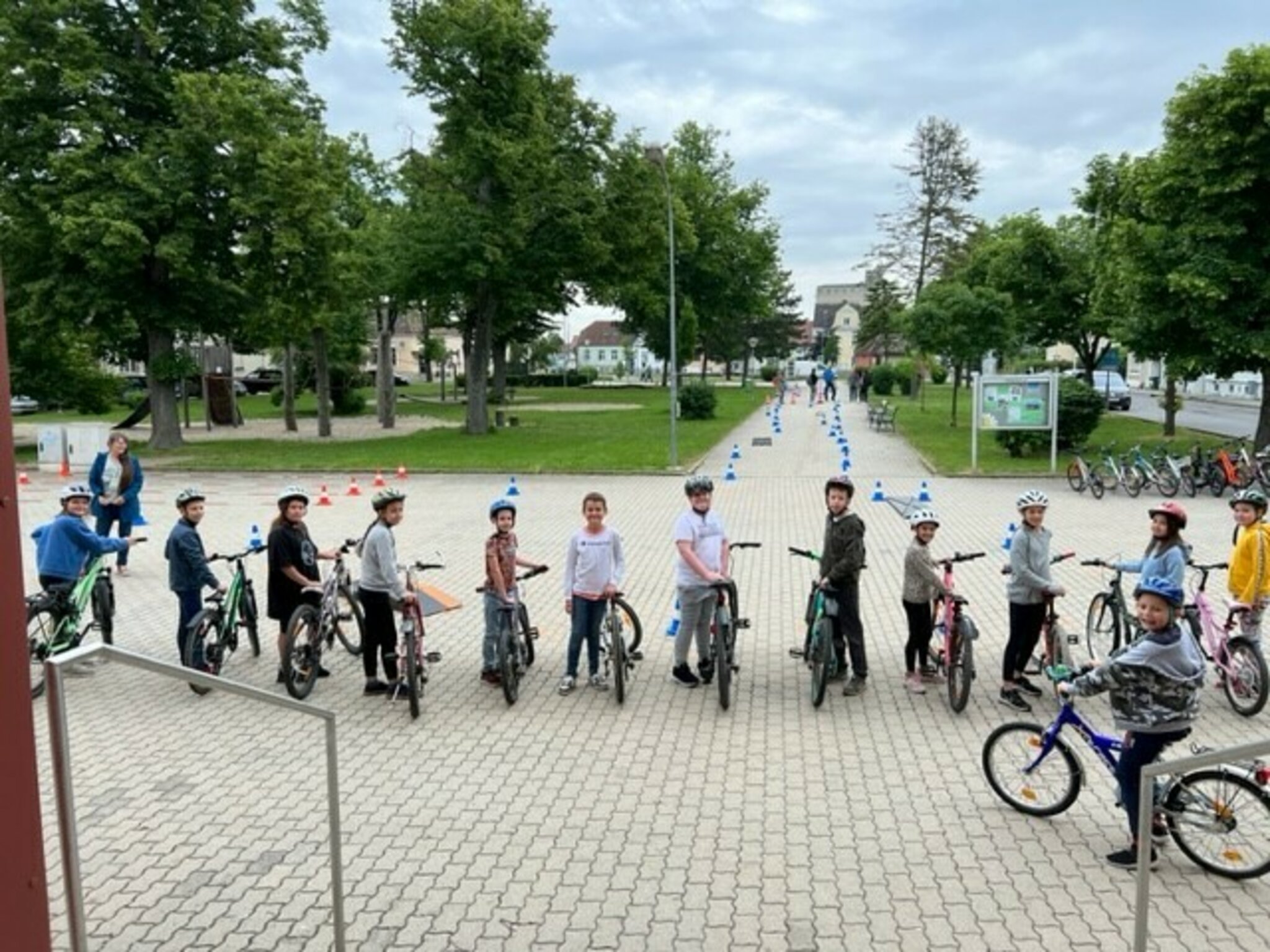 Laa Wulzeshofen Volkssch ler ben Sich Am Rad Mistelbach laa-wulzeshofen-volkssch-ler-ben-sich-am-rad-mistelbach