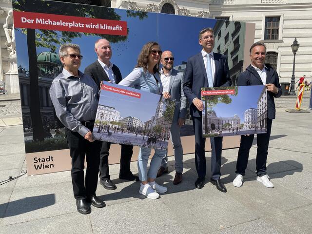 Bei einer Pressekonferenz stellten Ulli Sima (SPÖ, Mitte rechts) und Markus Figl (ÖVP, Mitte links) das Konzept für die Umgestaltung des Michaelerplatzes vor. | Foto: Tamara Wendtner