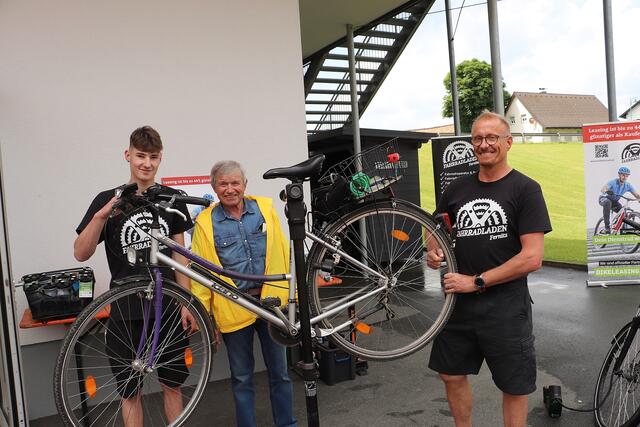 PVÖ-Obmann Rudi Pollinger ließ sein Fahrrad von Karl Maier (re) und seinem Team vom Fahrradladen Fernitz checken.  | Foto: Edith Ertl